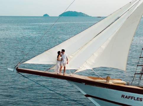 A Honeymoon Written on the Waves